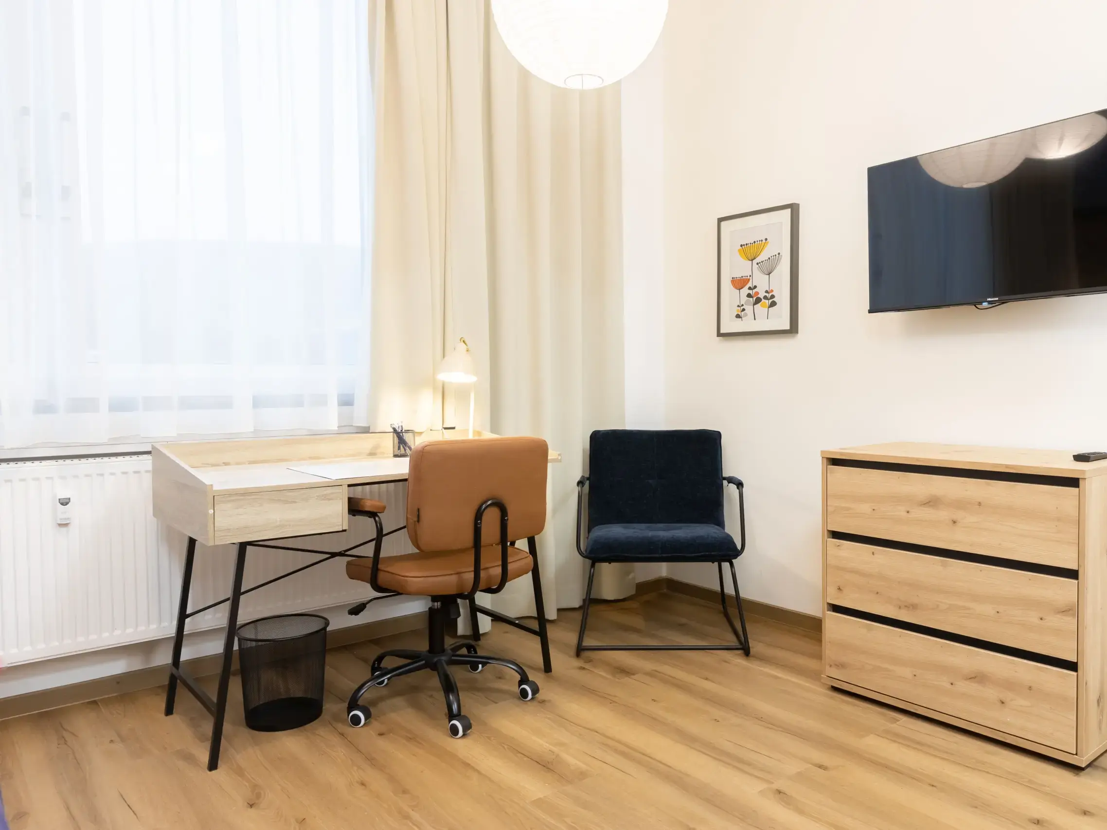 ARBEITSPLATZ-UND-TV Arbeitsplatz und TV Gräte im Zimmer